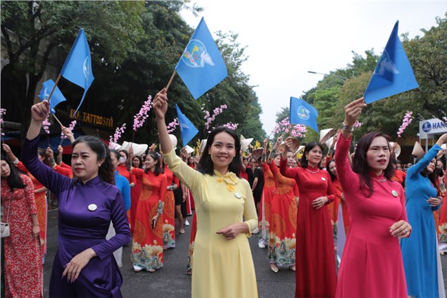 Hà Nội đồng diễn Áo dài “Phụ nữ Thủ đô Hội nhập và Phát triển” Năm 2023 (29/10/2023)